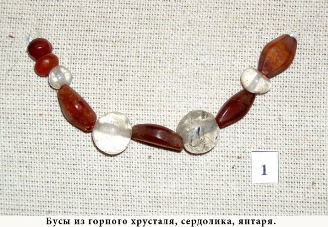 Бусы из горного хрусталя, сердолика, янтаря.