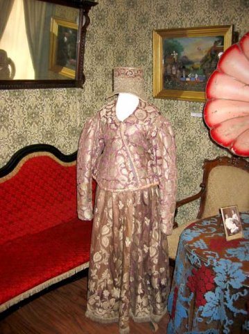 Женский праздничный костюм.
