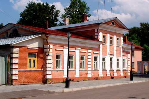 Дом на перекрестке улиц Ленина и Андрея Рублева.