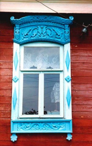 Наличник окна с глухой резьбой.