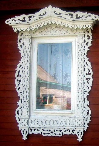 Наличник окна с моделированной прорезью.