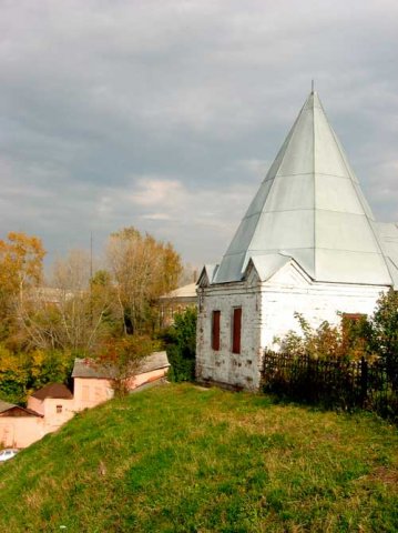 Угловая башенка церковной ограды.