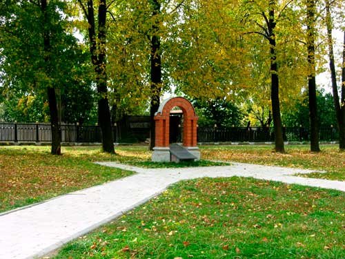 Мемориальная плита на месте Троицкого собора.