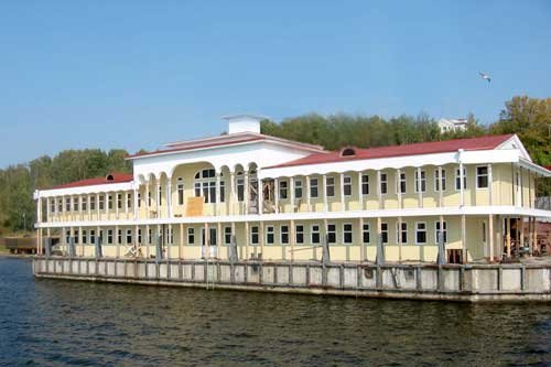 Плавучая гостиница Берегиня.